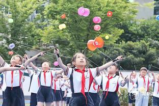 人生赢家！字母哥晒三个孩子合照：祝大家节日快乐、新年快乐