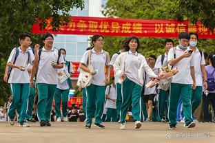 王大雷机智回应谩骂？让摄影师对准看台球迷